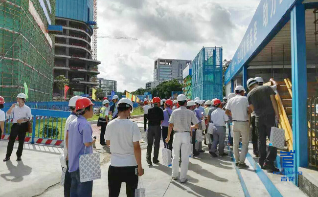 參會人員觀摩青龍pcm防水卷材系統(tǒng) 防水卷材