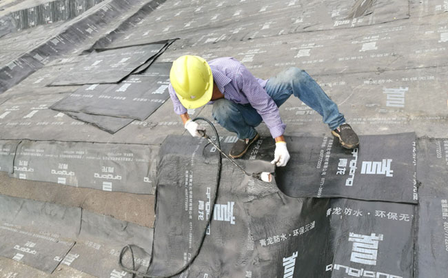 工人正在做防水卷材施工 防水卷材