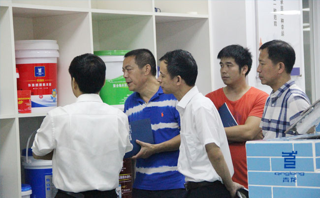青龍宋董為領(lǐng)導(dǎo)講解明星涂料產(chǎn)品 防水材料