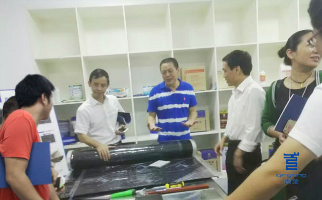 青龍宋董為客人講解PCM反應(yīng)粘卷材 防水材料