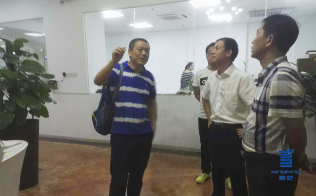 青龍宋董帶領(lǐng)考察團(tuán)參觀公司 防水材料