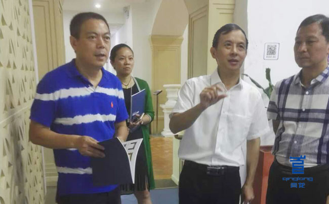 考察團(tuán)廖部長(zhǎng)大加稱贊青龍彩色GRC 防水材料