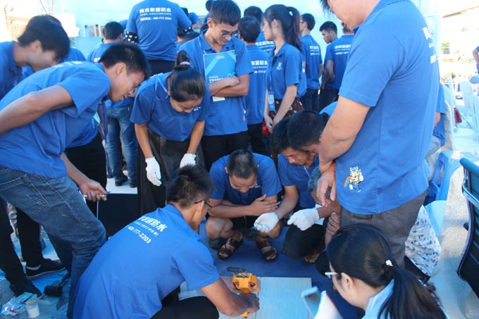 學(xué)員親身體驗(yàn)青龍美縫劑施工工法 防水材料