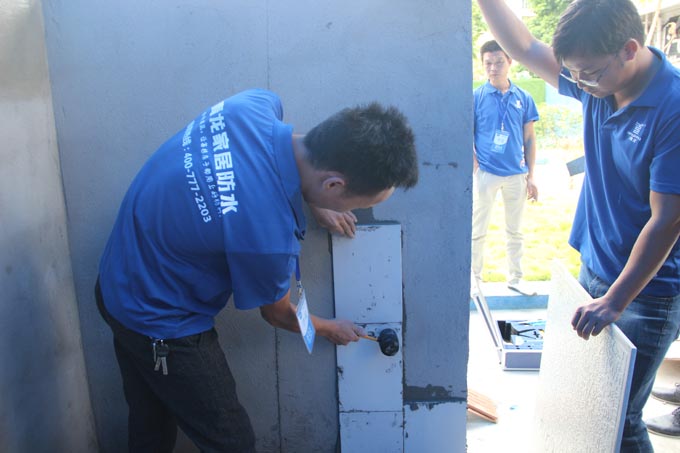 學(xué)員親身體驗(yàn)青龍瓷磚膠施工工法 防水材料