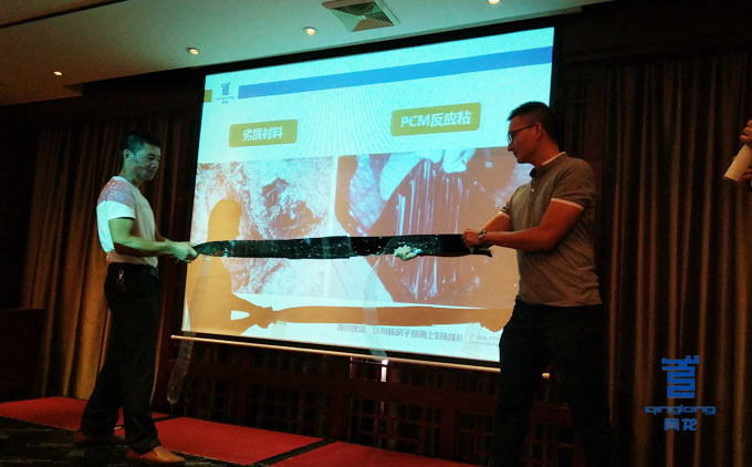 現(xiàn)場試撕防水卷材進(jìn)行驗證 防水材料