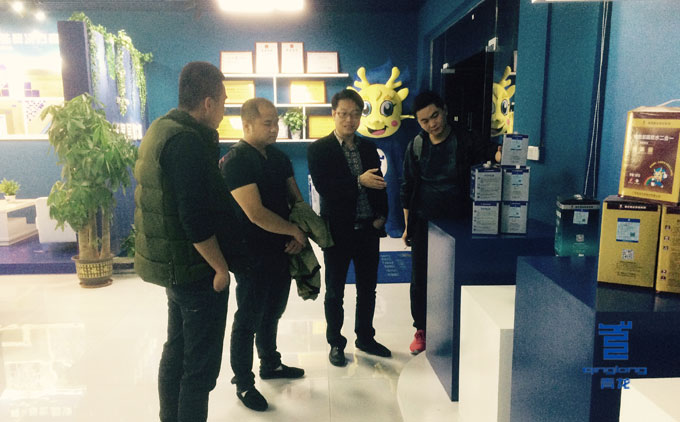 青龍周總向客戶(hù)介紹全能防水膠 防水材料