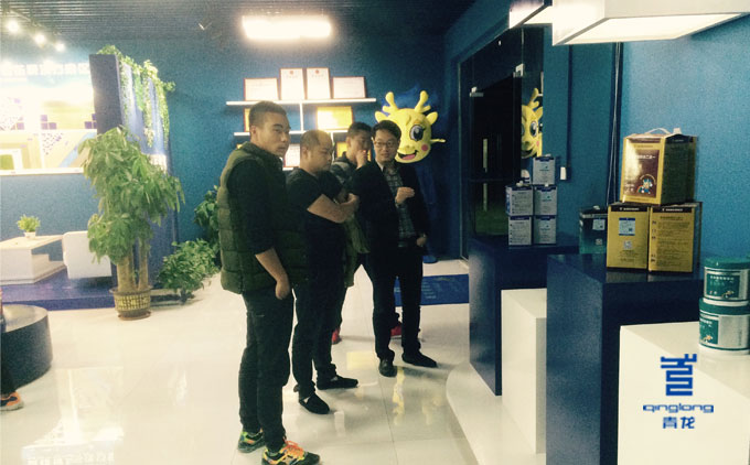 青龍周總向客戶(hù)介紹全能防水膠 防水材料