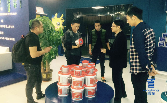 青龍周總向客戶(hù)介紹屋面彩色防水膠 防水材料