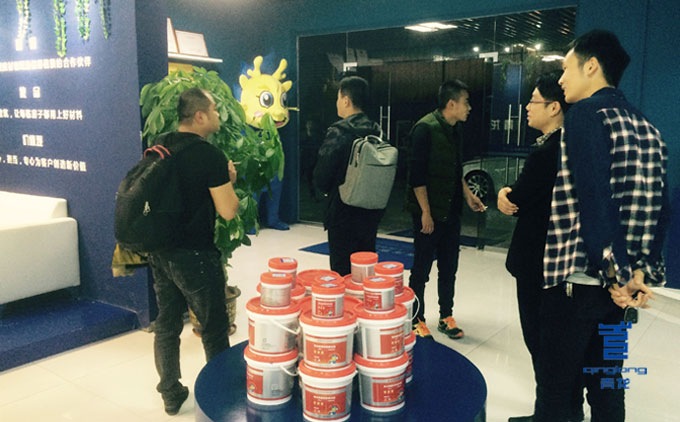 青龍周總向客戶(hù)介紹公司防水新?tīng)I(yíng)銷(xiāo)理念 防水材料