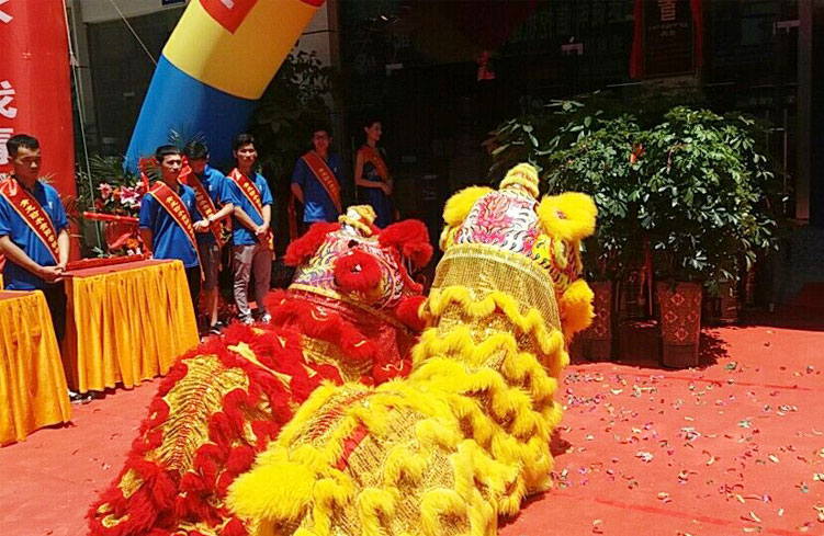 青龍貴陽家裝防水體驗店開業(yè)現(xiàn)場舞獅表演 防水補漏