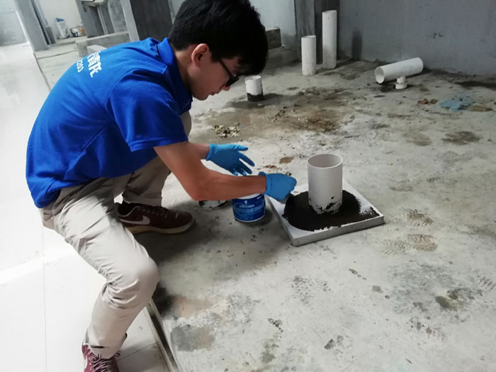 學(xué)員們親自體驗涂料施工方法 防水材料