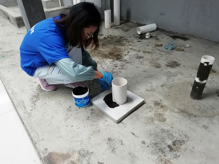 學(xué)員們親自體驗涂料施工方法 防水材料