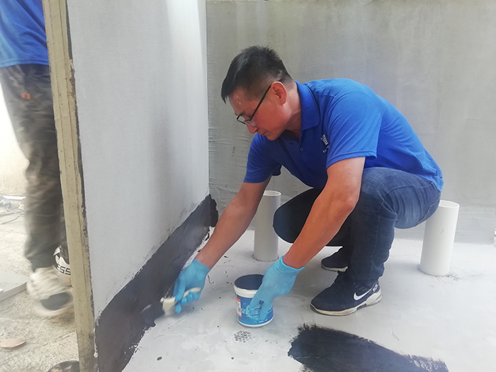 學(xué)員進(jìn)行防水補(bǔ)漏實(shí)操培訓(xùn) 防水補(bǔ)漏