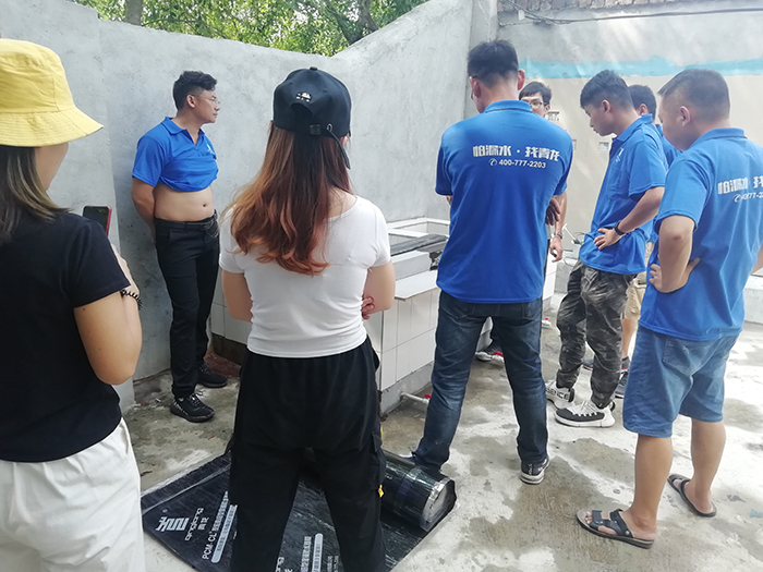 學(xué)員進(jìn)行防水補(bǔ)漏實(shí)操培訓(xùn) 防水補(bǔ)漏