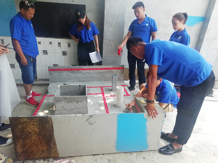 學(xué)員進(jìn)行防水補(bǔ)漏實(shí)操培訓(xùn) 防水補(bǔ)漏