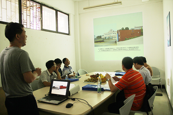 青龍營銷總監(jiān)王總為考察團(tuán)講解 建筑防水