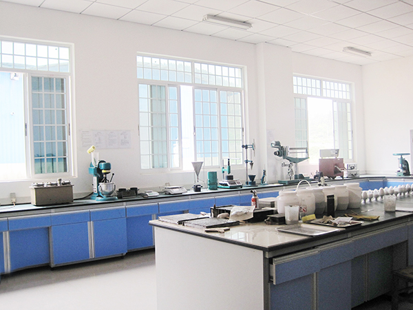 青龍公司現(xiàn)代化實(shí)驗(yàn)室 防水材料