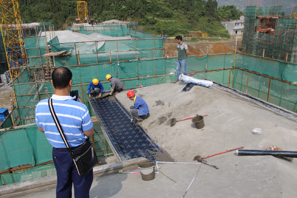 工人們正在用青龍PCM卷材作屋面防水施工 仁懷卷材