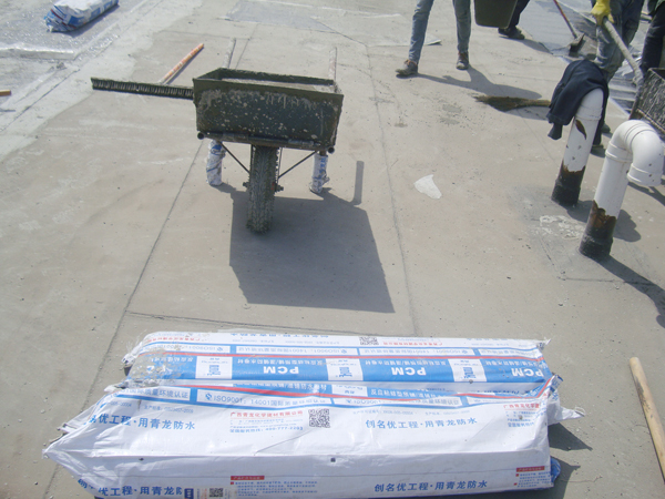 等待施工的青龍PCM反應(yīng)粘防水卷材 防水卷材