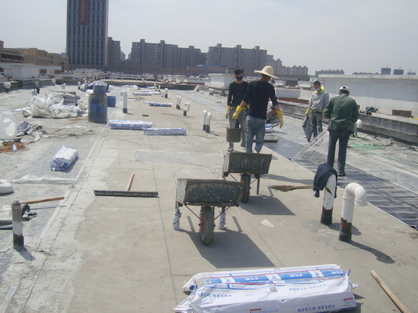 工人們撕開卷材保護(hù)膜 防水卷材