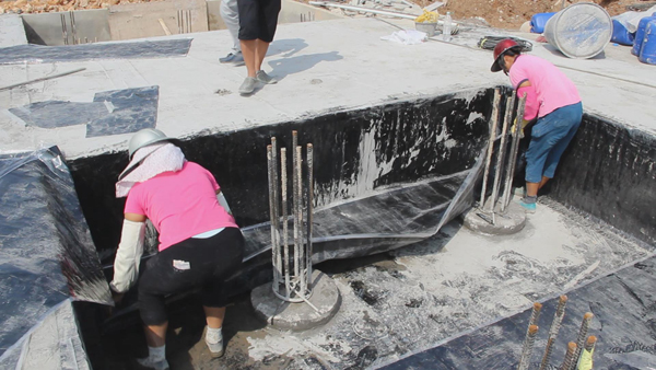 工人正進行PCM防水卷材鋪設 新會防水