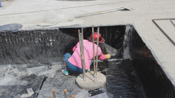 鋪設完畢后撕去卷材上的透明膜 新會防水