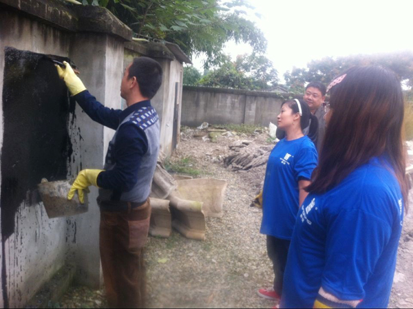 周工指導如何把涂料刷得薄而均勻 四川防水